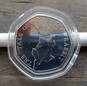 イギリス コイン ビアトリクス・ポター ピーターラビット 8g 27mm英国 50ペンスエリザベス女王七角のカプセル付きThe Tale of Peter Rabbit