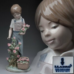 ES934 【LLADRO】リヤドロ「花に贈る薔薇」置物 高26.7cm 重722g・「少年とバラ」 フィギュリン 陶器人形