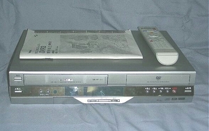 東芝VHS方式VTRデッキ一体型DVDレコーダーD-VR3.諸動作ダビング確認済リモコン取扱説明書等付マルチドライブ地上波チューナ搭載_VV
