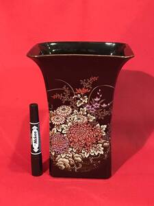 Ａ7723●陶器 花瓶 花器 花入れ【角型 黒 菊花】サイズ約：最大18×13㎝ 底12×10㎝ 高さ24㎝ 小キズ小汚れくもりなどあり