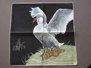 新品！スイス製 1960年代製 ヴィンテージ&レトロ 絵画の様なハンカチ (白鳥とひなの親子、alba)