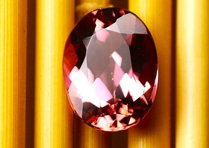 ＜マッサ太郎、田舎の駅でテントウ虫に襲われる・・・＞　天然（高級）インペリアルトパーズ　１．５１ｃｔ