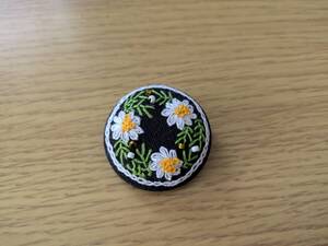 カモミール　刺繍ブローチ