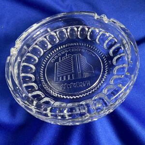 企業ノベルティー　ガラスの灰皿 径15センチ 高さ4センチ 読売新聞 Yomiuri Shimbun crystal glass ashtray vintage mint 昭和レトロ