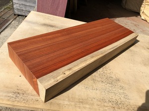 送料無料！【M50G】パドック 560×220×57㎜ 乾燥材 木工 DIY 材木 天然木 無垢材《銘木すずめや》