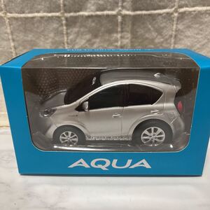 美品　ミニカー　トヨタ　アクア　TOYOTA AQUA　後期　シルバーメタリック　プルバックカー　非売品　カラーサンプル　ディーラー