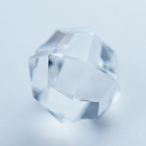 2.67ct 二十四面体 YAG イットリウム・アルミニウム・ガーネット