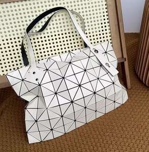 BAOBAO ISSEYMIYAKE バオバオ イッセイ ミヤケ ショルダーバッグ レディース 大容量 ショッピング ホワイト