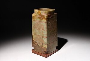 ☆寒椿☆和田玉玉琮　台付き　高さ約19.7cm　(検)良渚文化 玉琮 玉器 神面紋 古玉彫刻 細工彫 唐物 中国美術 古玩