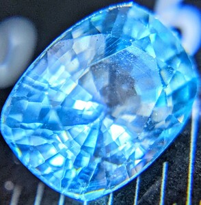 超烈光の天然ブルージルコン 1.74ct 宝石 裸石 ルース ジュエリー jewelry パワーストーン ダブリング 風信子石 世界最古の鉱物匿名配送