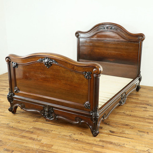 ベッドフレーム　猫脚　繊細な彫刻　ローズウッドの美しい杢目　寝室　華やかな印象　フランスアンティーク家具 　70451