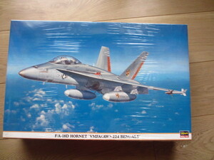 ハセガワ　1/48 F/A-18D ホーネット　VMFA(AW)-224 Bengals　ベンガルス（箱シュリンク包装、箱正面の側面にシミ出始め）:定形外で￥710