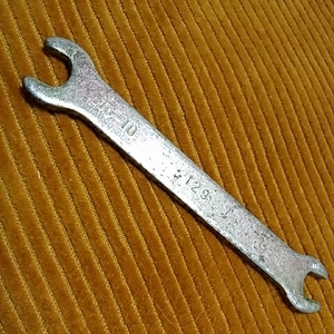 整備用工具 コンビネーションレンチ　メーカー不明　サイズ表記　8mm.と10mm.　全長111mm. combination wrench ユニクロ鍍金 厚み2.9mm.