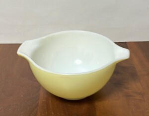 イギリス製　JAJ　パイレックス　オールドPYREX　ミルクガラス　持ち手付きミキシングボール　小　クリーム色★ヴィンテージ