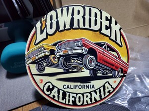 ローライダー│LOWRIDER│円形レトロブリキ看板│ヴィンテージメタルサイン│カリフォルニアグッズ│アメリカン海外雑貨│ガレージ│車