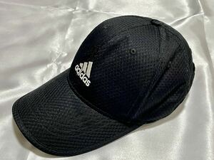 アディダスジャパン【adidas】スポーツキャップ・黒・KCM001・ロゴ刺繍・ベトナム製・(株)栗原・OSFX（57～60cm）メッシュ帽子