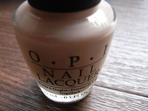 新品●OPI ● P61　サモアン・サンド　　　●フェミニンなスキンカラー 匿名発送