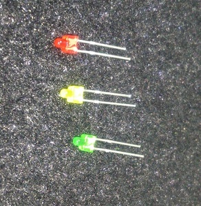 凸型ＬＥＤ　黄色　先端直径２ｍｍ　先端長２．５ｍｍ　３０個