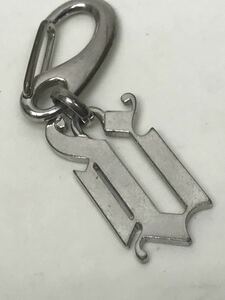 【レア】ヴェルサーチ　キーチャーム　キーリング キーホルダー　2003 Vintage Versace Silver Tone Gothic V Charm Key Chain