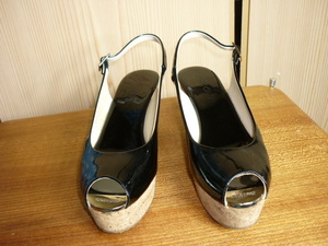 k86★美品★ JIMMY CHOO (ジミーチュウ)・サイズ３８(24cm)【エナメル・厚底サンダル (踵約8㎝】黒 ★商品詳細は記載文を・・