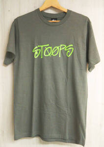 STUSSY × HUF ステューシー STOOPS TEE 半袖Tシャツ カーキ コットン メンズ [M]