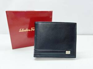 美品　Salvatore Ferragamo　フェラガモ　 ロゴプレート　二つ折り財布　小銭入れあり　黒