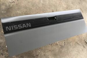 新品　ダットサン D21 リアゲートフィニッシャー　ダットラ 　リアゲート　NISSAN　ハードボディ・※リトルツリープレゼント中