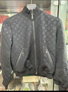 ●未使用●Louis Vuitton エンボスモノグラムジップアップジャケット型番1A9EQ0 JACKET