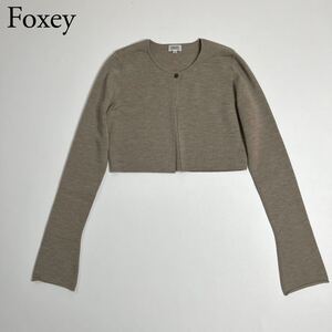 美品 FOXEY BOUTIQUE フォクシーブティック ニットカーディガン ボレロカーディガン ショート丈 ロゴボタン クルーネック トップス