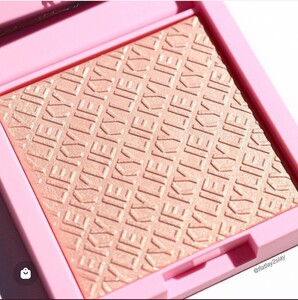 【CHEERS DARLING KYLIGHTER ILLUMINATING POWDER】プレストハイライター★kylie cosmetics★カイリーコスメティクス　プレゼント　誕生日