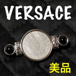 【m】美品 VERSACE ヴェルサーチ ヴェルサーチェ メドゥーサ シェル ブローチ シルバーカラー