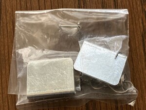 詳細不明　スプリング、バネ付金属製クリップ　フック付　横2cm　縦1.6cm　厚3.8mm　重量11g　2個　未使用　昭和　照明　DIY　送料無料