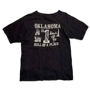 希少 ブラック フロッキープリント【ビンテージ 70s ARTEX OKLAHOMA IS ONE HELL OF A PLACE カレッジ Tシャツ 黒 USA製 L】