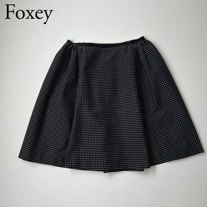 美品 FOXEY BOUTIQUEフォクシーブティックフレアスカート スクエアドロップ ロゴプレート　ドット総柄　膝丈　レディース