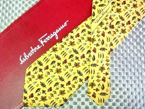 ♪36390Ｄ♪状態並品【木の実 キノコ 葉っぱ 植物 柄】フェラガモ【FERRAGAMO】ネクタイ