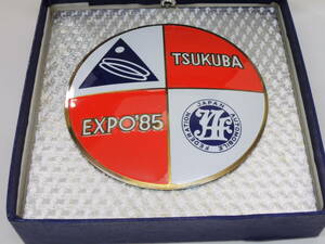 元箱付 JAF カーバッジ TSUKUBA EXPO’85 レッド つくば万博記念 JAPAN AUTOMOBILE FEDERATION グリルバッジ② θ