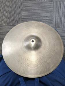 古いジルジャンZildjian のハイハット14インチ1枚のみ　枯れて軽い音です　914g 程度　円周部に深いキズ1箇所あります。