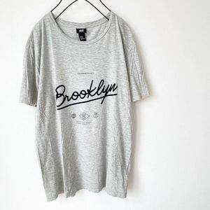 エイチアンドエムH&MフロッキープリントMサイズ半袖Tシャツ カットソートップス紺ネイビー グレーBrooklynブルックリンNYニューヨーク