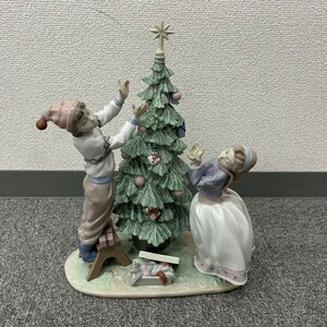 O511-H26-630 LLADRO リヤドロ ツリーを飾ろう 5897 クリスマス インテリア 陶器置物 フィギュリン