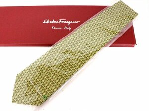 未使用品☆FERRAGAMO【フェラガモ】シルク100％ネクタイ グリーン系くま柄☆スーツ☆フォーマル☆ロゴ☆メンズ☆紙箱付☆