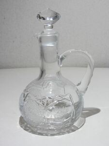 クリスタルドナウ　デカンタ　チェコのガラス職人の熟練の技　小ぶりの可愛らしいデカンタ　紅茶のブランデー入れにぴったり