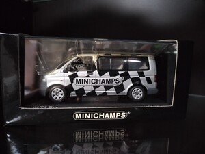 1/43ミニチャンプス VW T5 Bus 2003