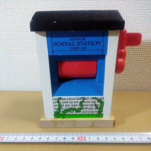 木製レール きかんしゃトーマス ソドー島 POSTAL STATION POST102 POSTMASTER 郵便局 高さ約14㎝ 未チェック 詳細不明 ジャンク扱い 