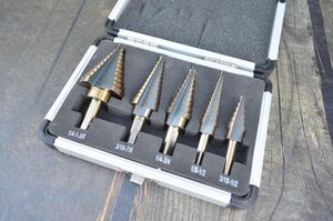 【即決】 豪華 5本セット アルミケース付 ステップドリル １/４（約6.4mm)－1－３/８（約35mm） 拡張　穴あけ 電動工具