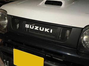 【送料無料】JB23 ジムニー フロントグリル メッシュグリル SUZUKIロゴ チッピング