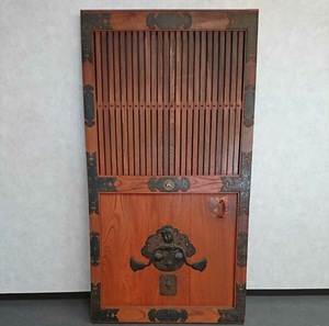 富山蔵戸 蔵戸 巾着金具 千本格子 欅 102.5×191×5.5cm ケヤキ 時代建具 店舗 お店 アンティーク 重厚 [ｍ818]