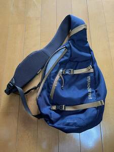 中古　patagonia パタゴニア Atom Sling アトム スリング ボディバッグ ワンショルダーバッグ 8L　ナイロン 紺