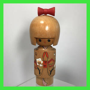 AZ0042☆　こけし　おかっぱ頭に赤いリボン　紅白の梅柄の着物　アンティーク　日本伝統　工芸品　民芸品　骨董品　日本人形