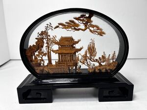 中国古玩 中国工芸品 コルク細工 コルク彫刻 ガラスケース 唐木台 唐物 庭園 鶴 松 風景 「楼閣山水鶴紋細密彫刻」幅約20.5cm 高さ約16.5cm