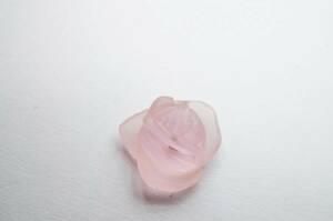 希少！35年前の原石を加工彫刻！極上天然ローズクォーツ（紅水晶）「薔薇」彫刻研磨高透明度2.7ct甲府で彫刻研磨